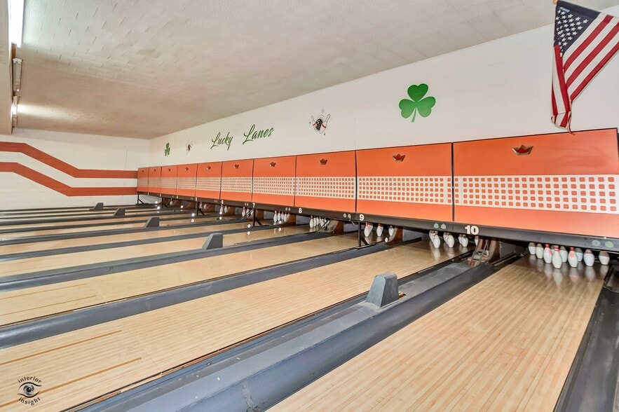 More Photos Of 405 NW Greely Ave, Iroquois Sports And Entertainment For Sale