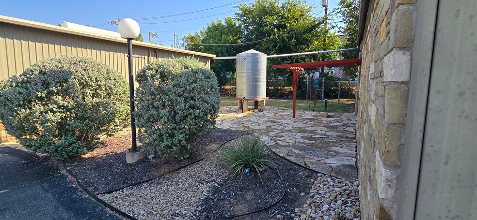 More Photos Of 206 Kings Plz, Granbury Freestanding For Sale