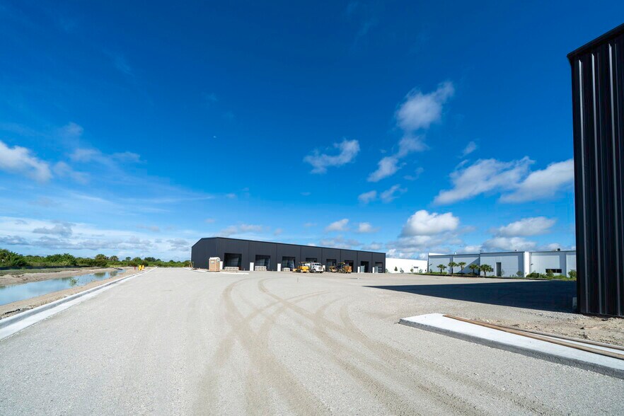 More Photos Of 8411-8419 Duffie Dr, Punta Gorda Industrial For Sale