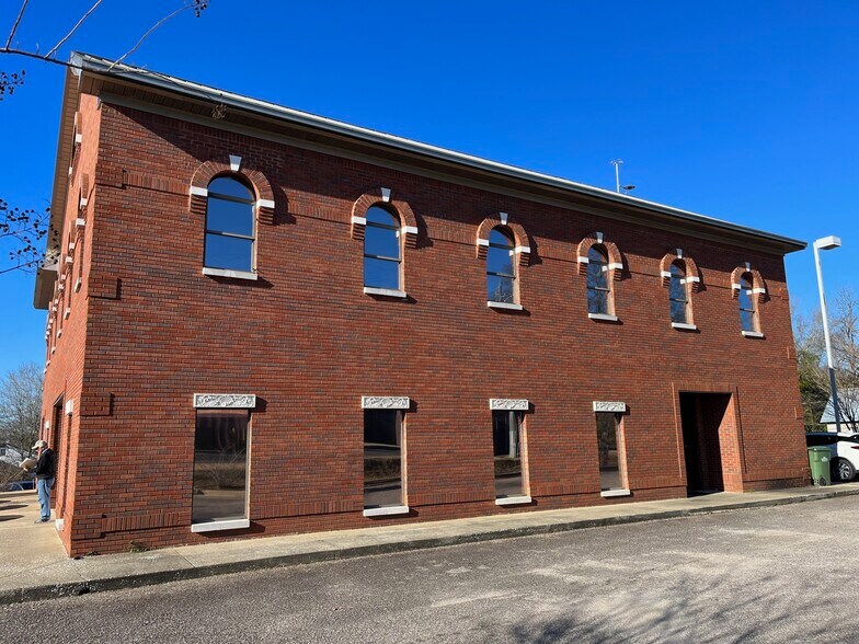 More Photos Of 28 Veterans Memorial Pky, Lanett Office For Lease