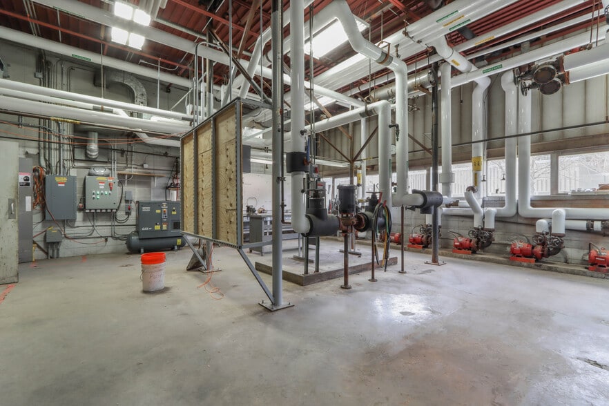 More Photos Of 301 W Military Rd, Rothschild Warehouse For Lease