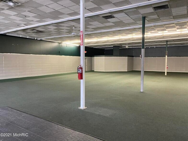 More Photos Of 113 Cypress St, Manistee Freestanding For Lease