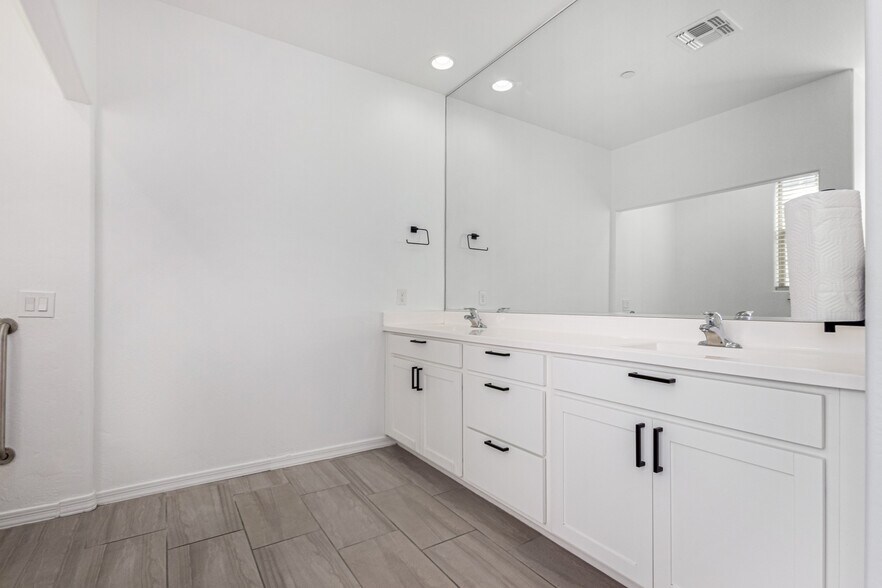 More Photos Of 10838 W San Juan Ave, Phoenix Healthcare For Sale