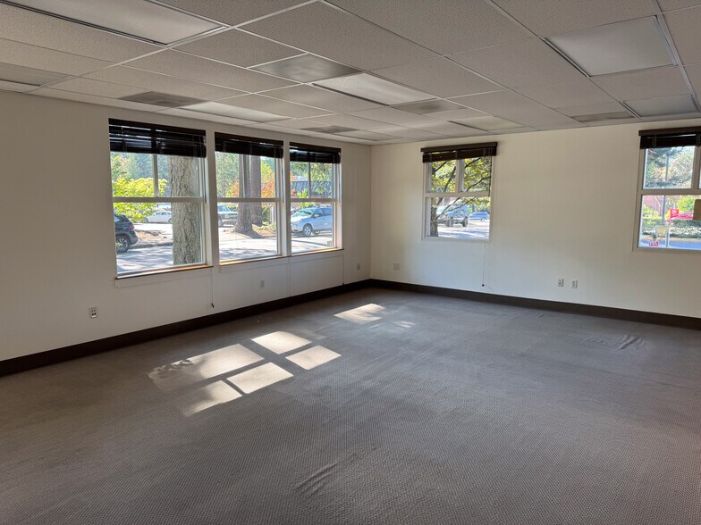 More Photos Of 16001 Quarry Rd, Lake Oswego Office For Sale