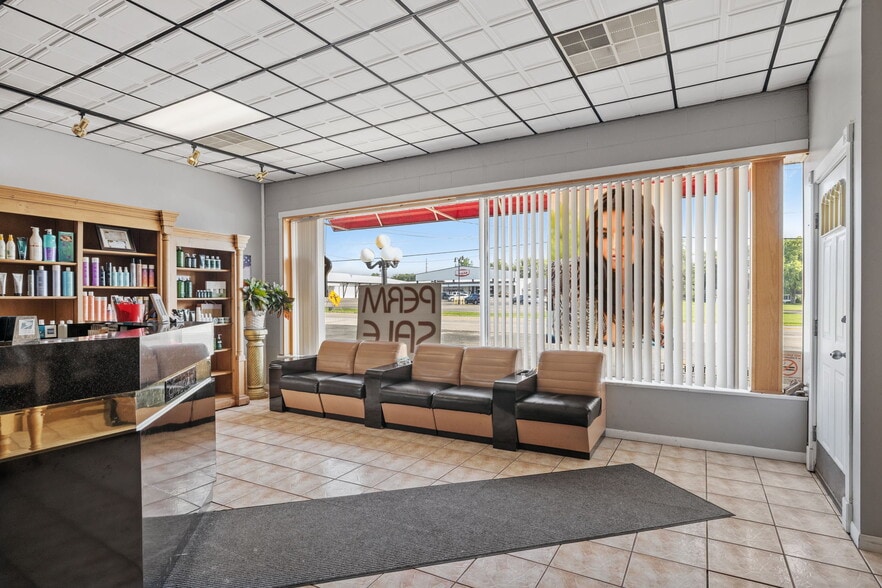 More Photos Of 605 W Baltimore St, Wilmington Storefront For Sale