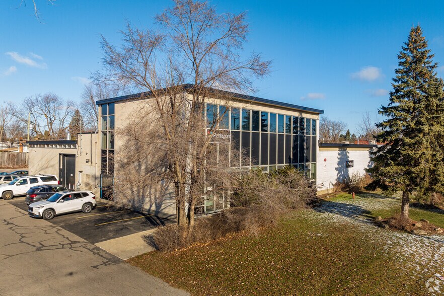 Primary Photo Of 271 Av Labrosse, Pointe-claire Flex For Sale