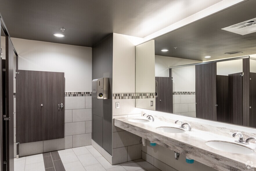 More Photos Of 7007 College Blvd, Overland Park Unknown For Lease