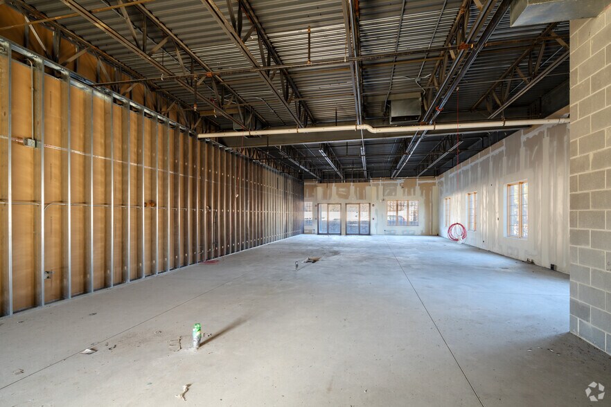 More Photos Of 623 W North Ave, Elmhurst Unknown For Lease