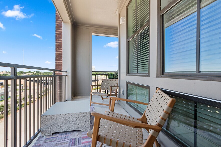 More Photos Of 150 W Main St, Richardson Apartments For Lease