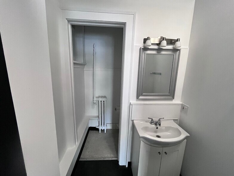 More Photos Of 16 W Busse Ave, Mount Prospect Apartments For Lease