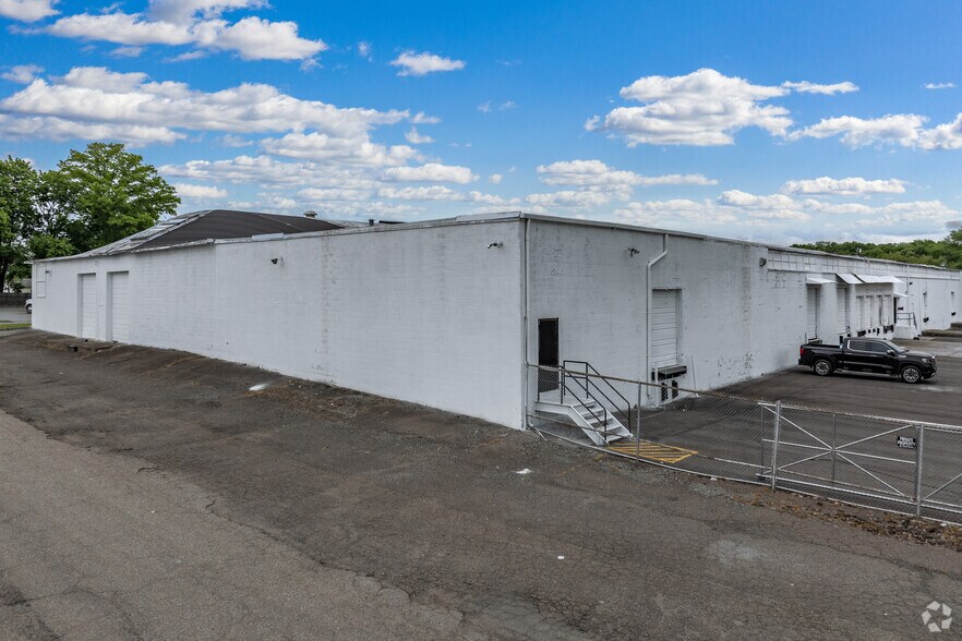More Photos Of 126-130 Ford Ave, Milltown Industrial For Lease