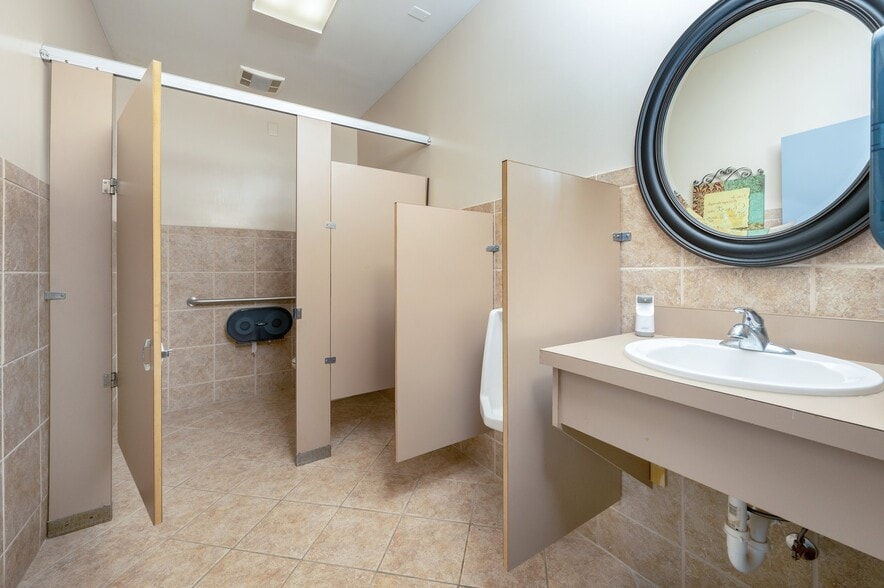 More Photos Of 17457 US-331, Freeport Specialty For Sale