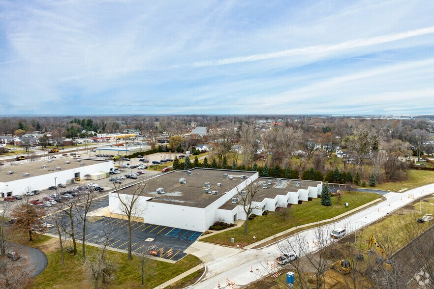 More Photos Of 6115-6123 E Thirteen Mile Rd, Warren Warehouse For Lease