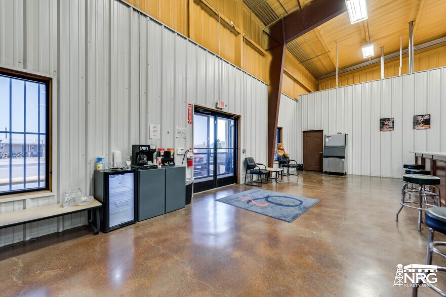 More Photos Of 801 NW 9th St, Andrews Warehouse For Sale