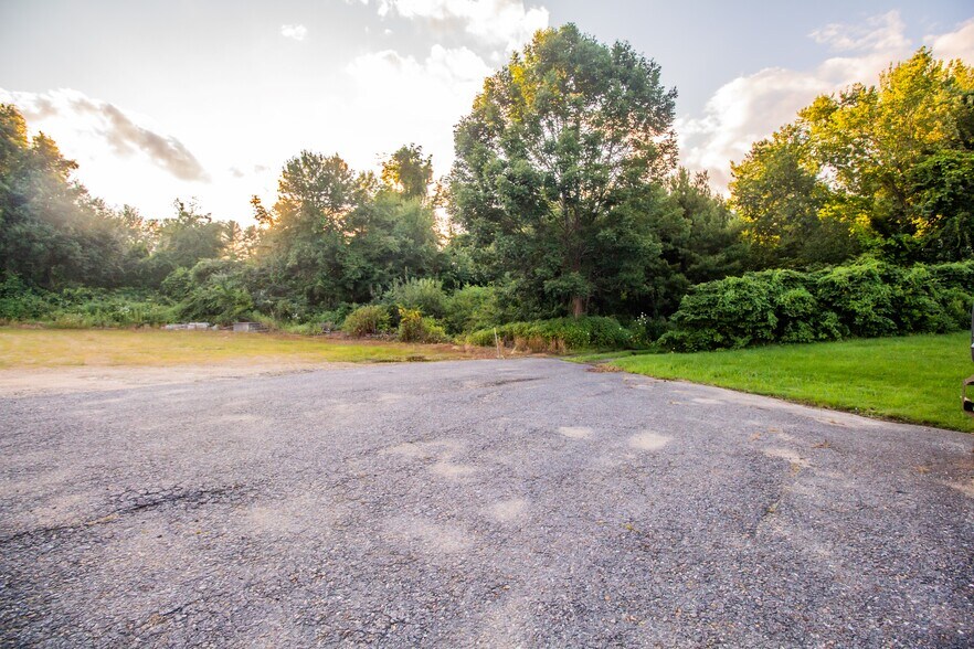 More Photos Of 1150 Main St, Leicester Showroom For Lease