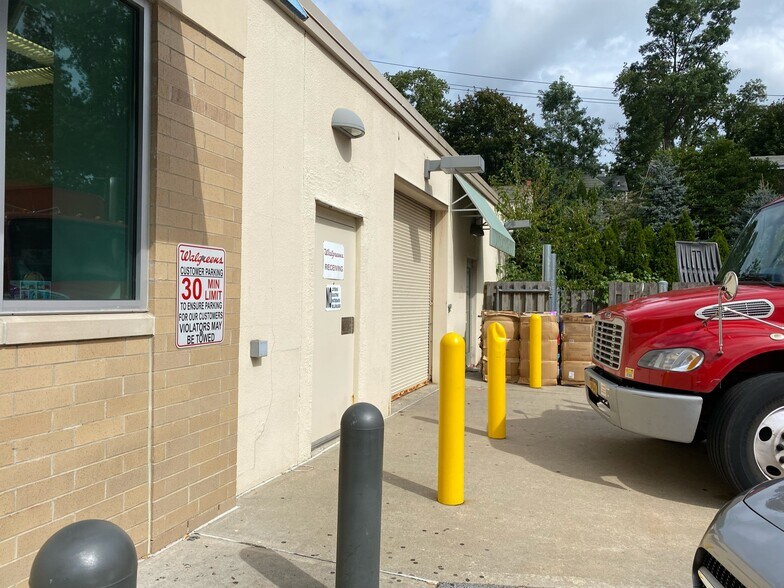 More Photos Of 1333 Boston Post Rd, Larchmont Freestanding For Lease