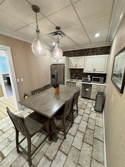 More Photos Of 101 Neal Pl, High Point Office For Lease