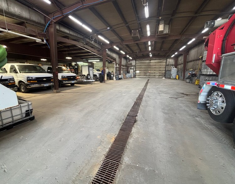 More Photos Of 7649-7655 Concord Blvd, Inver Grove Heights Warehouse For Lease