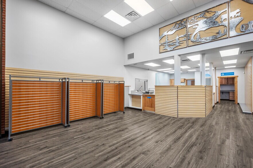 More Photos Of 639 Morgan St, Davenport Bank For Lease
