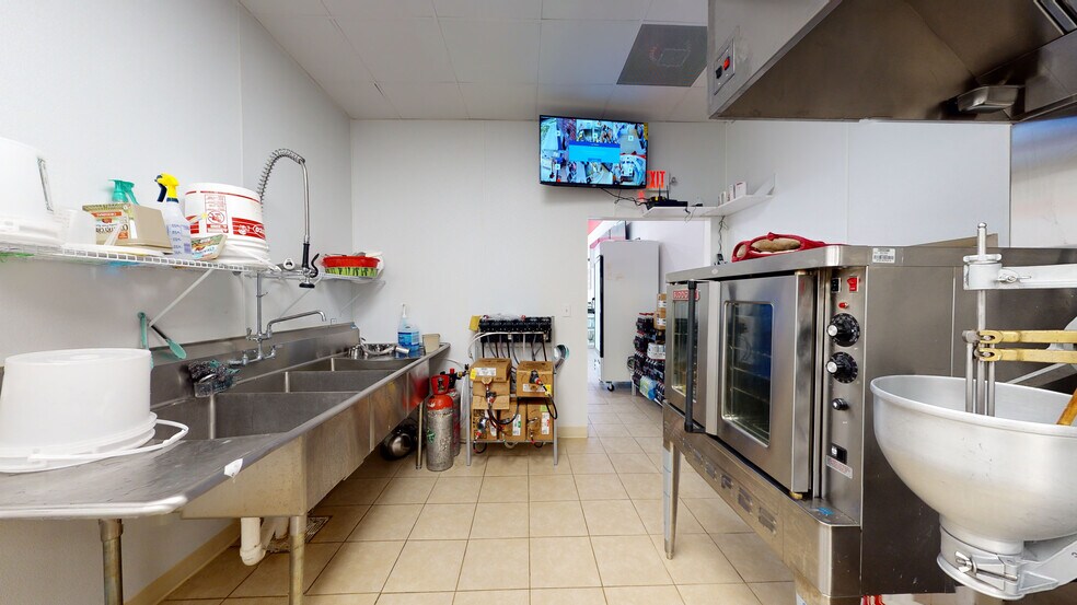 More Photos Of 5111 Common St, Lake Charles General Retail For Lease