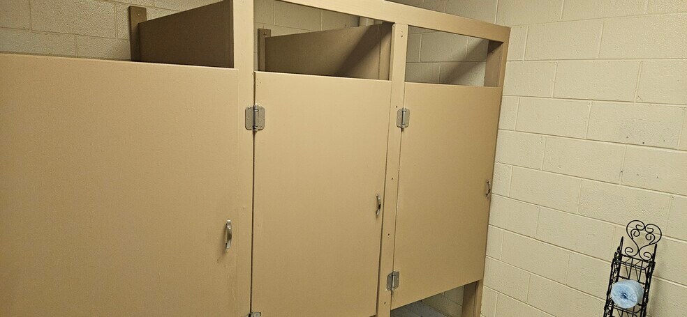 More Photos Of 302 W Colonial Trail Hwy, Blackstone Freestanding For Lease