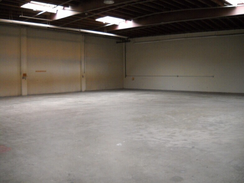 More Photos Of 1009-1033 Brooks St, Ontario Warehouse For Lease