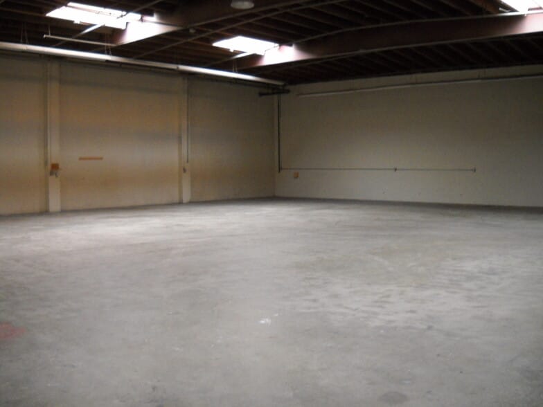 More Photos Of 1009-1033 Brooks St, Ontario Warehouse For Lease