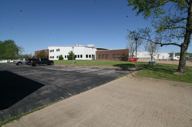 More Photos Of 260 Bennett Dr, Pulaski Warehouse For Lease