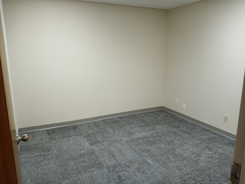 More Photos Of 887-891 Bolger Ct, Fenton Light Distribution For Lease