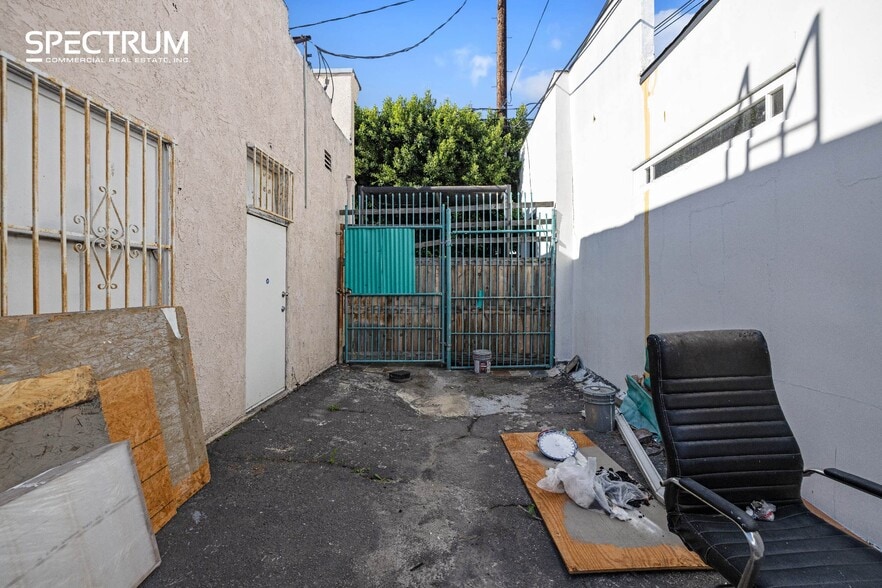 More Photos Of 6451-6453 Van Nuys Blvd, Van Nuys Storefront For Lease