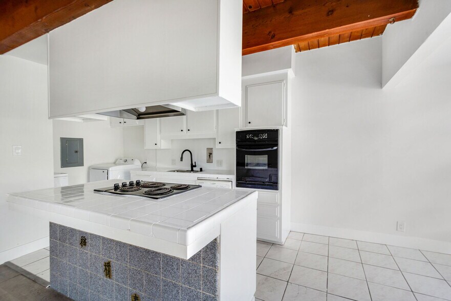 More Photos Of 125 E Buckthorn St, Inglewood Apartments For Sale