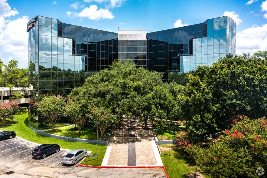 More Photos Of 16010 Barkers Point Ln, Houston Office For Lease
