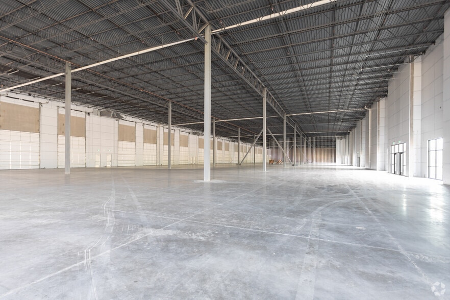 More Photos Of 593-689 N Saratoga Rd, Saratoga Springs Warehouse For Lease