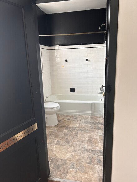 More Photos Of 7915-7917 Harford Rd, Parkville Storefront Retail Office For Lease