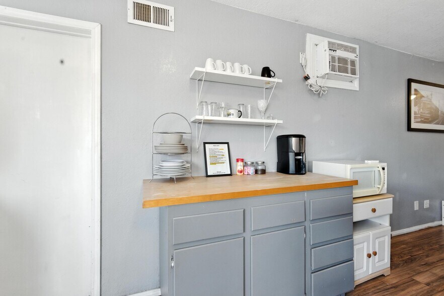 More Photos Of 5332 Beverly Blvd, Los Angeles Office Residential For Sale