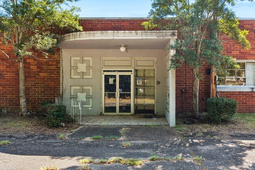 More Photos Of 300 N Newton Ave, Newton Manufacturing For Sale