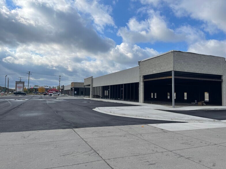 More Photos Of 5633-5847 E Thirteen Mile Rd, Warren Unknown For Lease