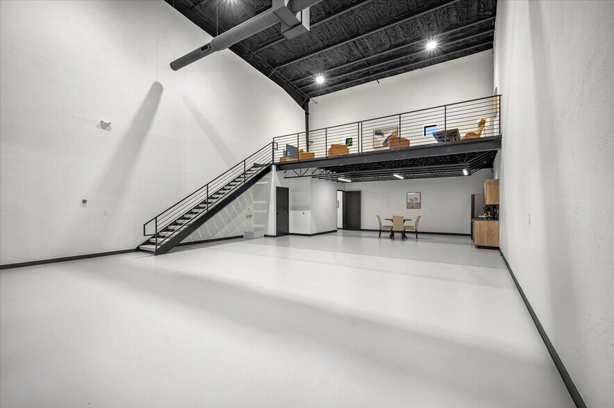 More Photos Of 1229 NW 122nd St, Oklahoma City Light Manufacturing For Lease