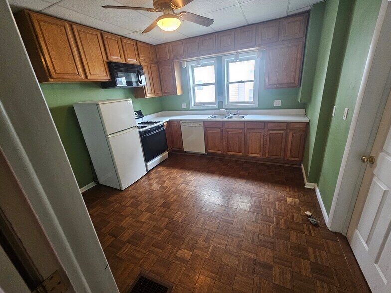 More Photos Of 6132 N College Ave, Indianapolis Office For Lease