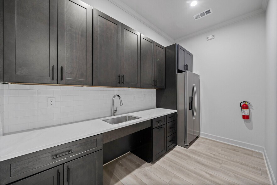 More Photos Of 1325 Main St, Katy Medical For Lease