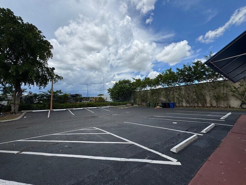 More Photos Of 423-425 NW 10th Ter, Hallandale Beach Light Manufacturing For Sale