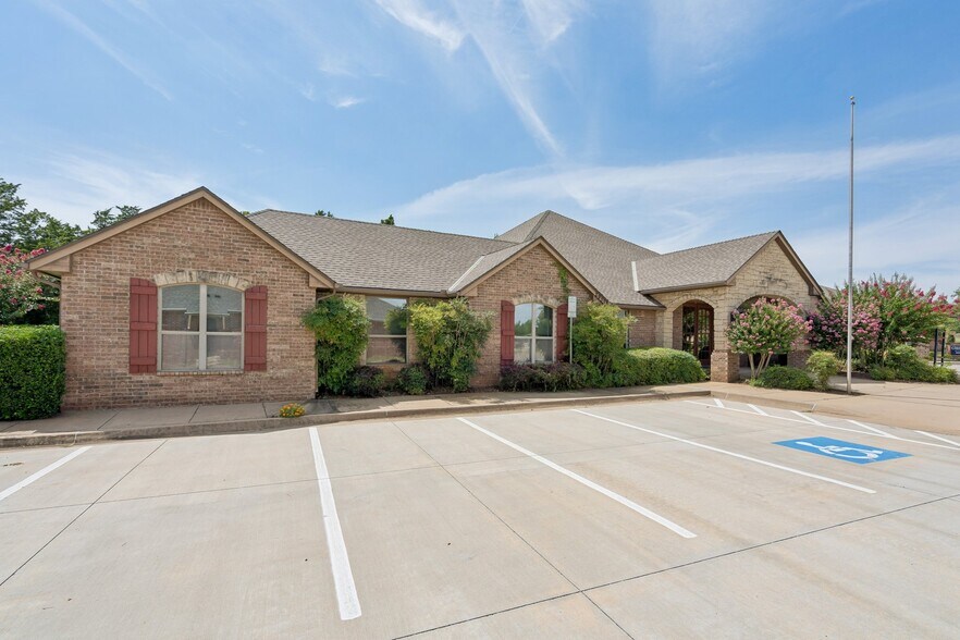 More Photos Of 2933 S Bryant Ave, Edmond Office For Sale