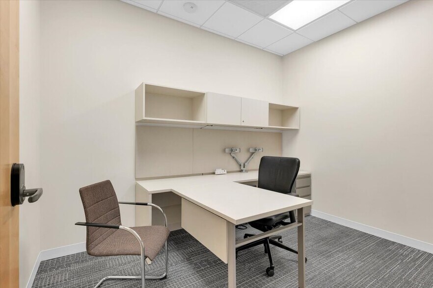 More Photos Of 1635 Village Center Cir, Las Vegas Coworking Space