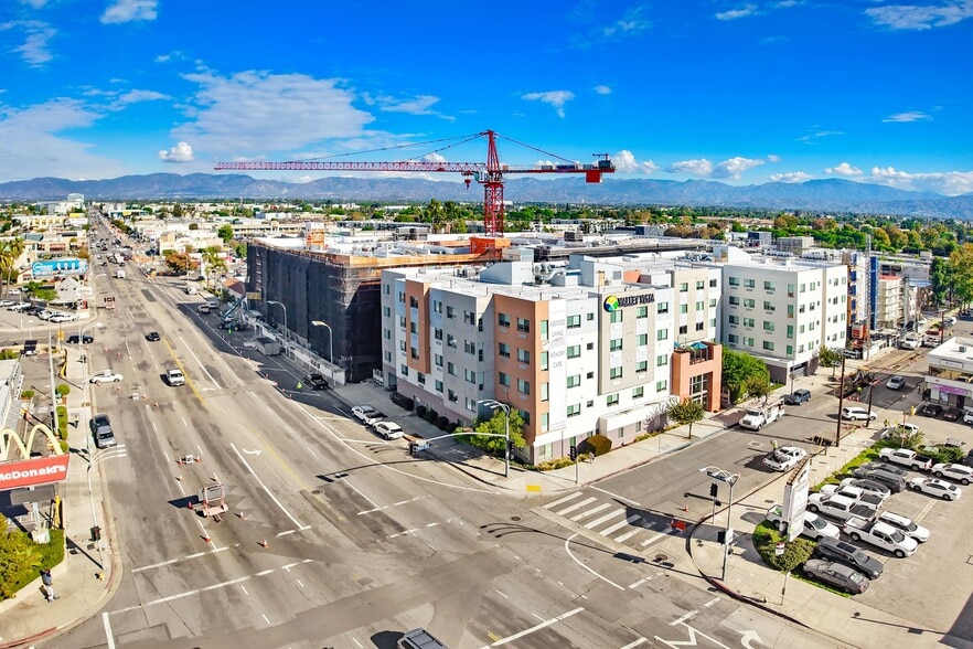 More Photos Of 7054 Van Nuys Blvd, Van Nuys Apartments For Lease