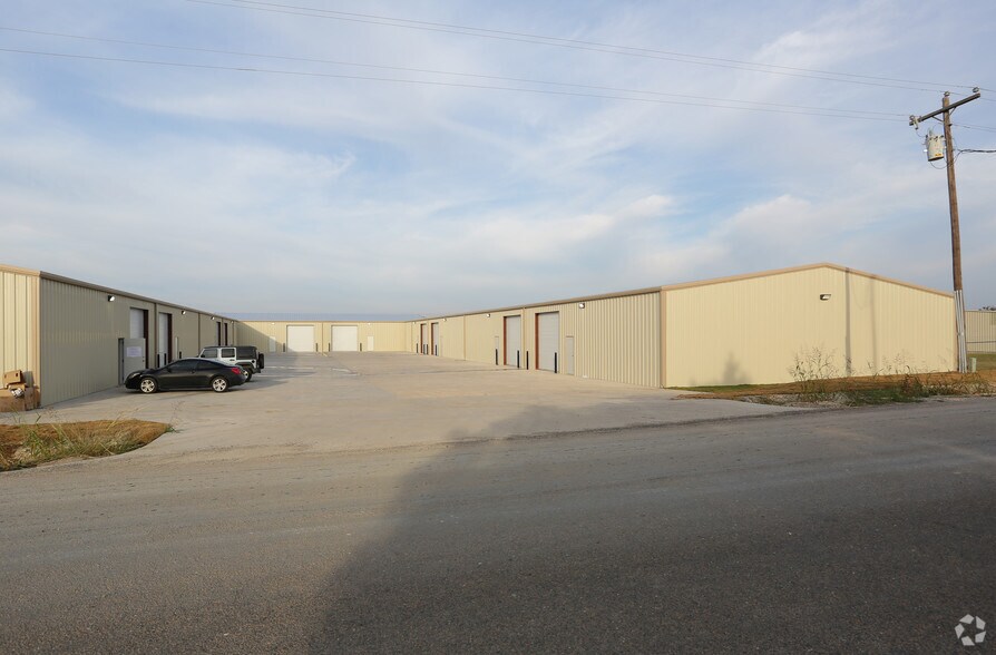 More Photos Of 681 Eastgate Rd, Midlothian Warehouse For Lease