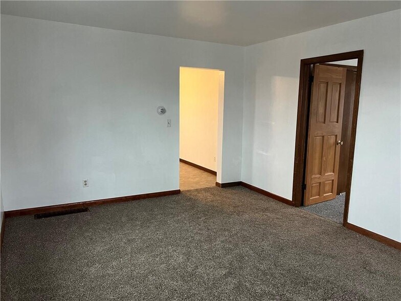 More Photos Of 416 Putnam St, Eau Claire Supermarket For Sale