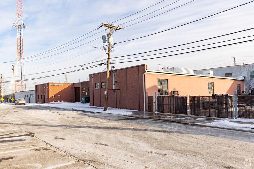 More Photos Of 235 Liberty Ave, Mineola Warehouse For Lease