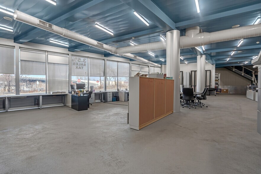 More Photos Of 3114 Tonnelle Ave, North Bergen Showroom For Lease