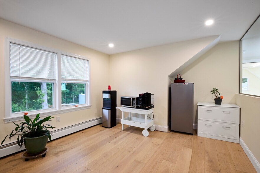 More Photos Of 4 Edgerton Dr, North Falmouth Flex For Sale