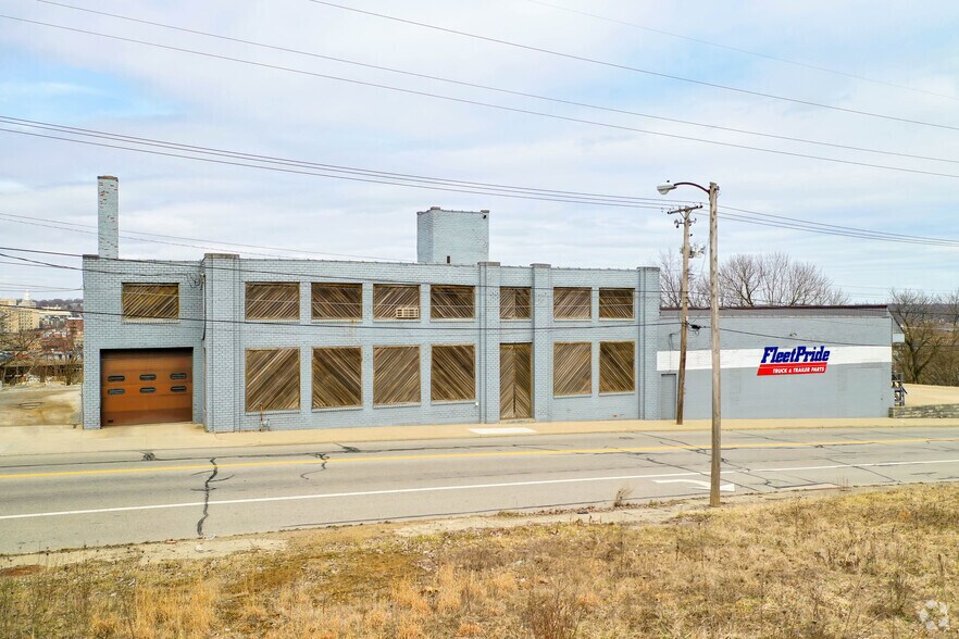 More Photos Of 134 E Woodland Ave, Youngstown Distribution For Sale